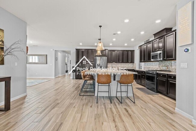 Foto del edificio - Beautiful 4bd/2.5ba Rancho Cordova Home Wi...