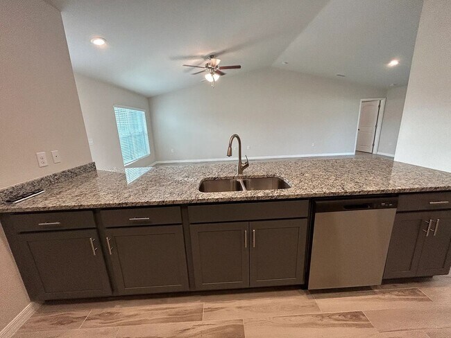 Foto del edificio - Coming Soon! 4 Bed 2 Bath 3 Car Garage in Gator Circle