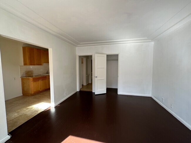 Building Photo - 2604 Santa Monica Blvd