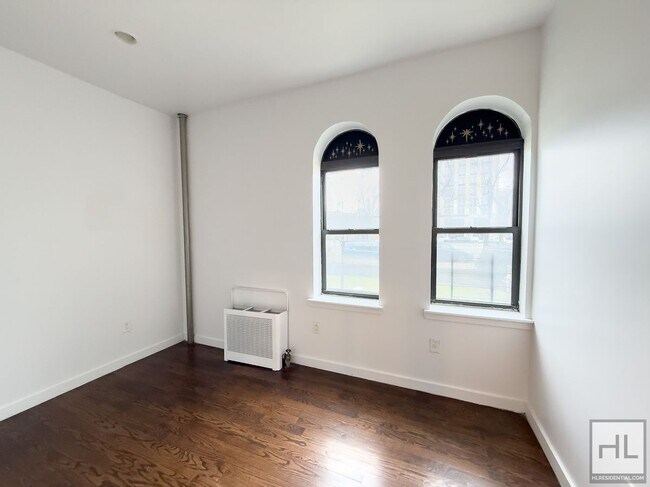 Building Photo - EASTERN PARKWAY / NO FEE / Spacious 2-Bed 1-Bath Crown Heights / Prospect Park