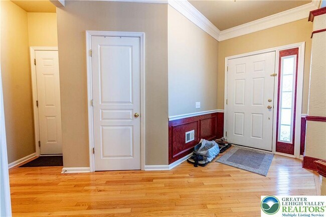 Building Photo - 1828 Majestic Dr