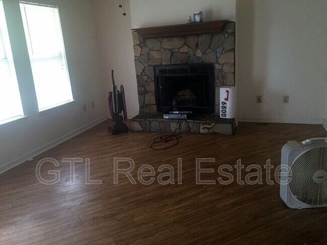 Building Photo - 6800 Silver Maple Dr