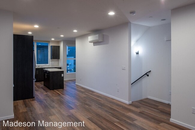 Building Photo - 3 br, 4 bath House - 5452 Delridge Way SW ...