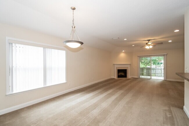 Building Photo - 12100 Hayden Lakes Cir