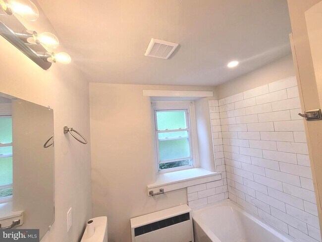 Building Photo - 1644 W Philadelphia Ave