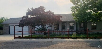 Building Photo - 819 Elberta Ave