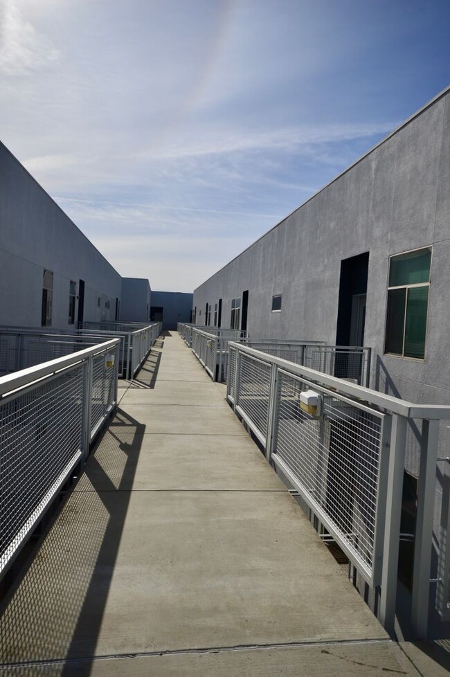 Building Photo - Harbor Lofts 2 Bedroom Anaheim Apartment