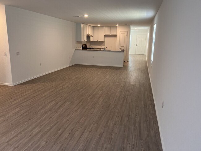 Building Photo - Spacious Single Story Home with Great Amen...
