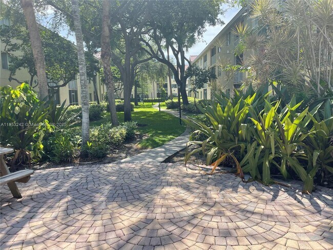 Building Photo - 430 S Park Rd