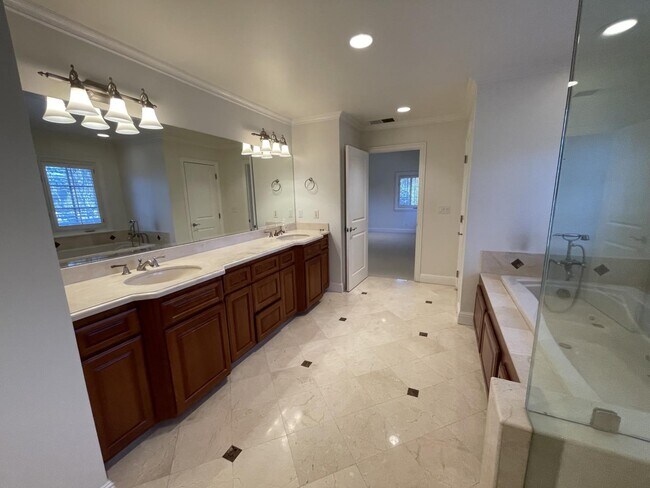 Building Photo - 620 Magnolia St