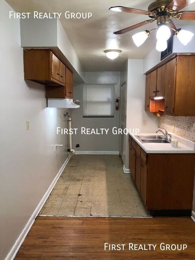 Building Photo - 1 Bedroom 1 Bath Garden Walk-up Apartment ...