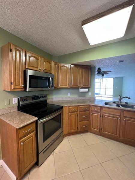 Foto del edificio - 117 Lake Emerald Dr
