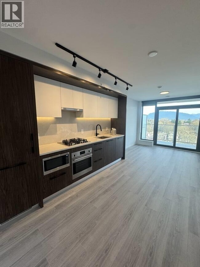 Building Photo - 2751-2751 Kingsway