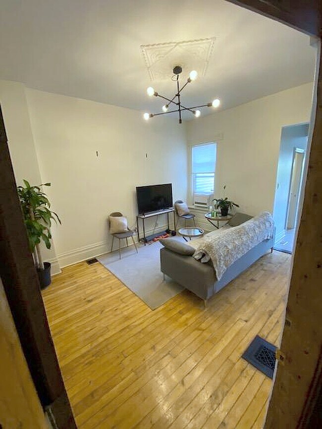 Photo du bâtiment - Spacious 2-Bed + Den w/ Private Yard (Corktown)