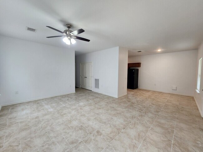 Foto del edificio - 3-Bedroom, 1-Bath on 1 acre lot