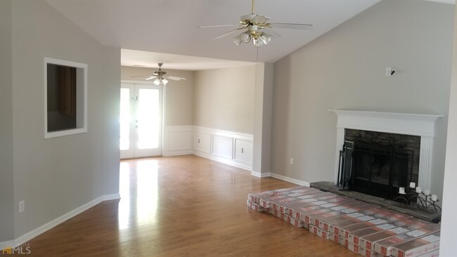 Building Photo - 515 Carriage Dr