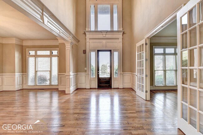 Building Photo - 8920 Doral Dr