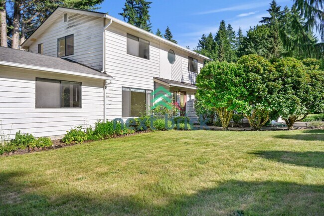 Building Photo - "Spacious 5-Bed Gem with 2.5 Baths in Prime Redmond Location!"