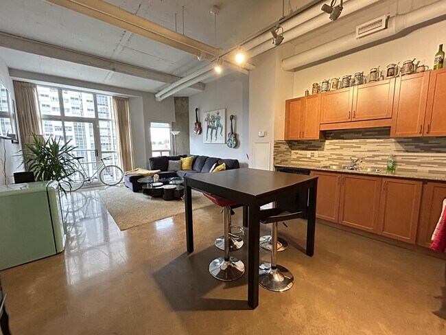 Building Photo - 66 Bay St S