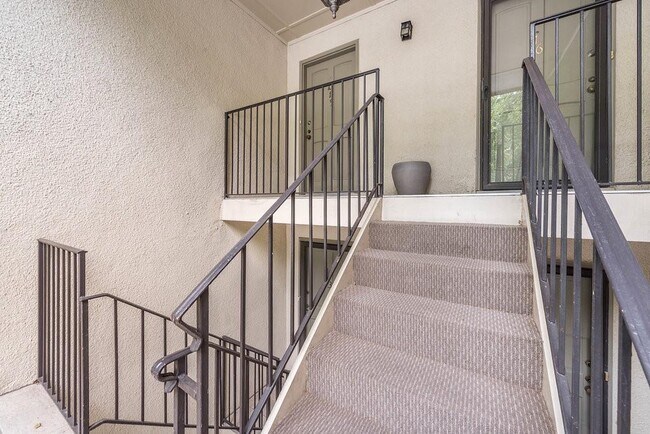 Building Photo - 115 Rosaire Pl NW