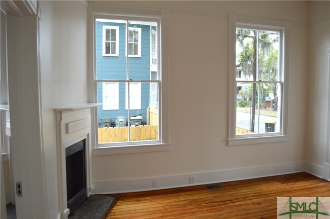 Building Photo - 205 W 41st St