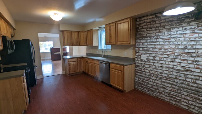 Kitchen/dining area - 2293 Fern Ave