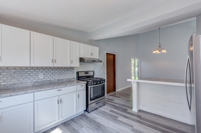 Foto del edificio - Nicely Remodeled 4bd 2ba 2 car garage plus storage shed, Fenced Yard