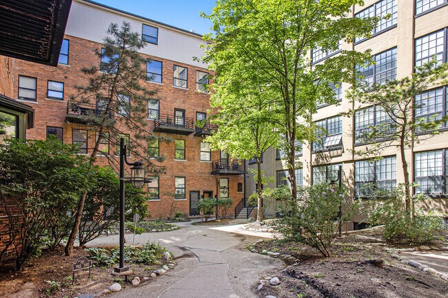 Foto del edificio - 6533 E Jefferson Ave