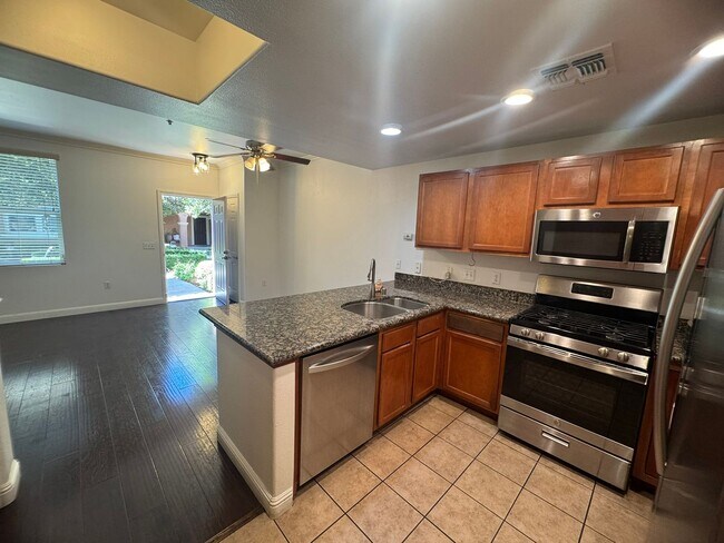 Foto del edificio - Spacious 2 Story Condo In Westlake Villas