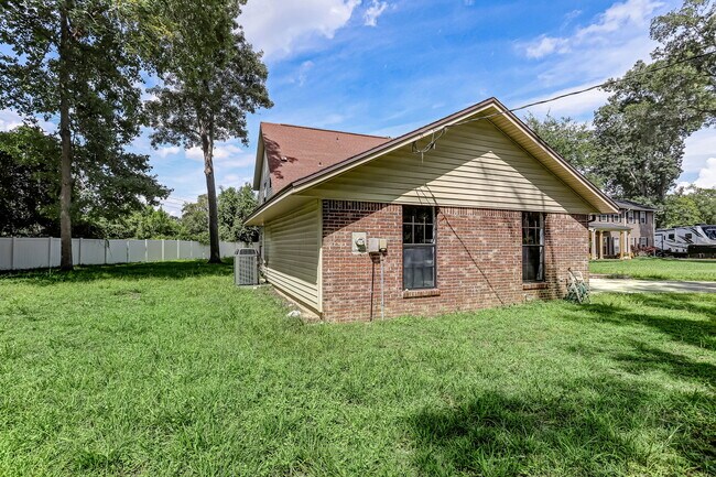 Building Photo - 2138 Hickory Ln