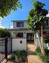 Building Photo - 817 SE 12th Ct