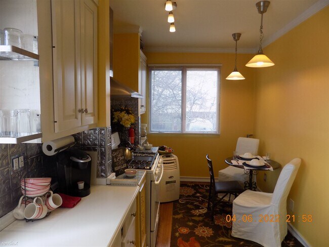 Building Photo - 2 br, 1 bath Duplex - 2521 Trumbull St