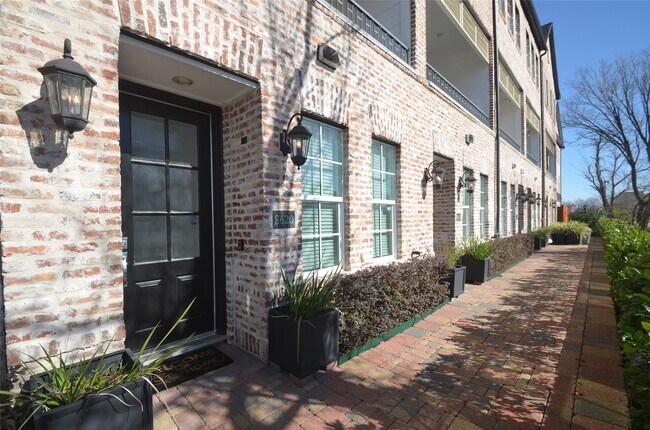 Building Photo - 8620 Emnora Ln