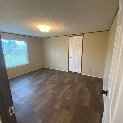 Building Photo - Pine Lake