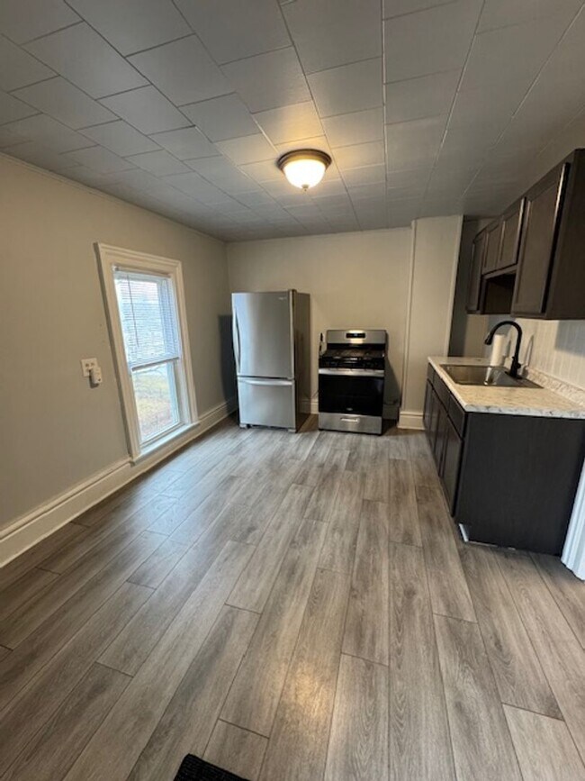 Foto del edificio - 302 E Washington St