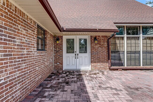 Building Photo - 2138 Hickory Ln