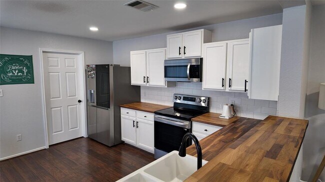 Building Photo - 102 Kendall Cove