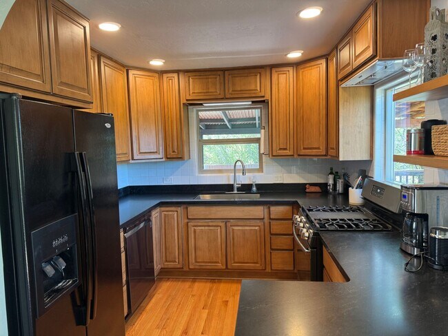 Building Photo - 837 Country Club Dr
