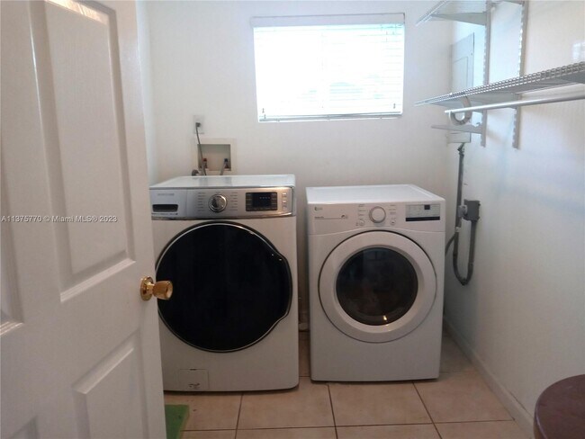 Foto del edificio - 220 NW 35th Ct