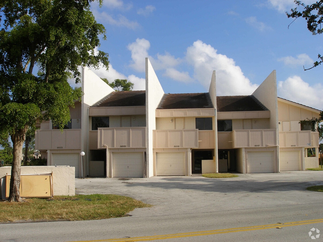 Building Photo - 9015 NW 38th Dr