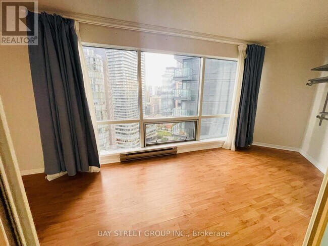 Photo du bâtiment - 1001 Bay St.