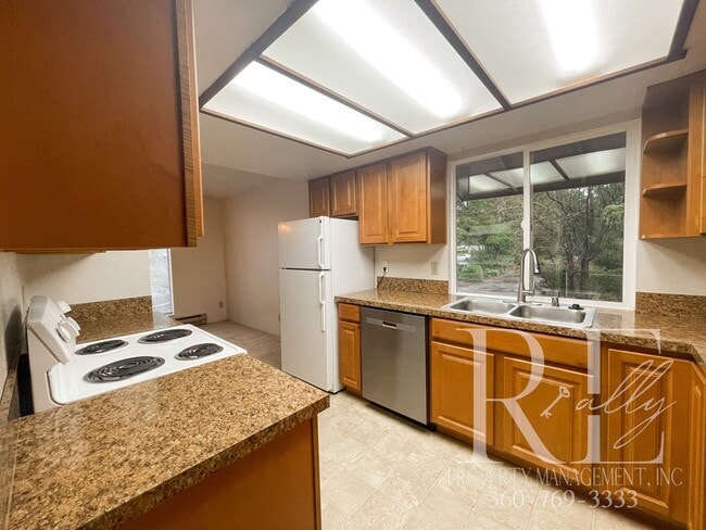 Building Photo - Spacious Duplex with Covered Porches & Garage