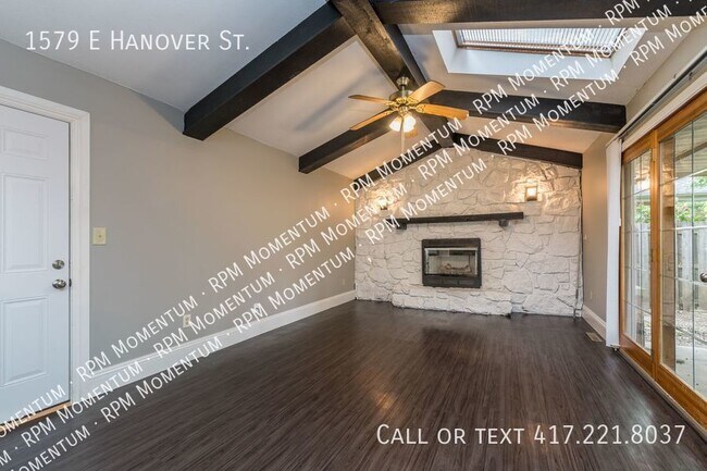 Building Photo - Spacious 3Bed/2Bath Home