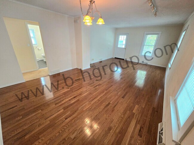 Building Photo - New Listing!