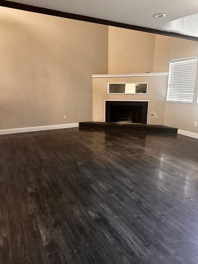 Building Photo - 3 bed 2.5 Bathroom Apartment For Rent