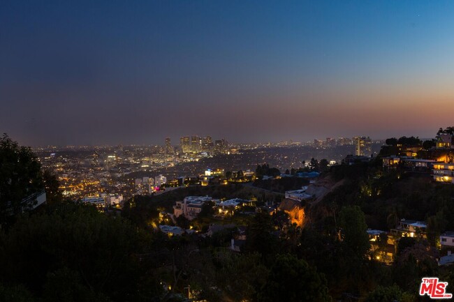 Foto del edificio - 8780 Hollywood Blvd