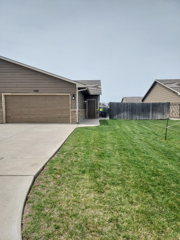 Building Photo - 5351 N Cypress St