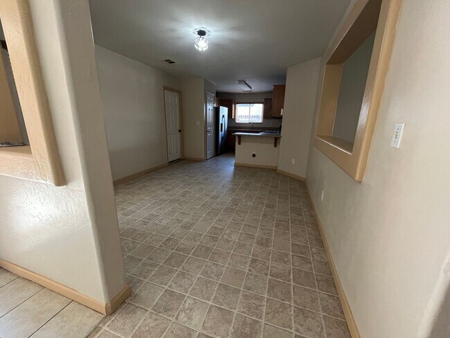 Building Photo - Charming home for rent in Visalia