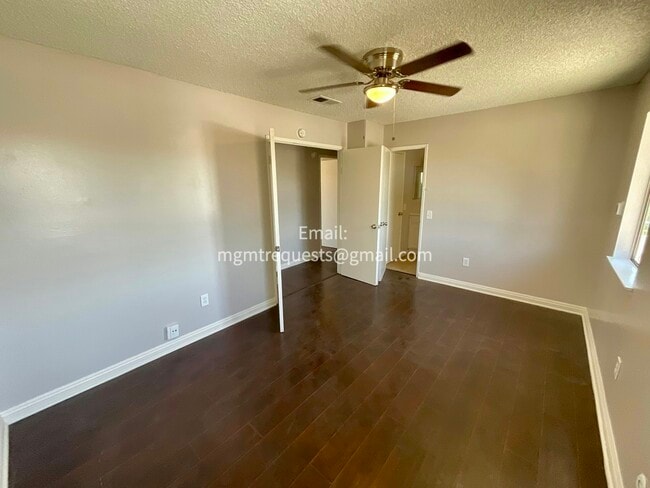 Foto del edificio - 16830 Village Ln