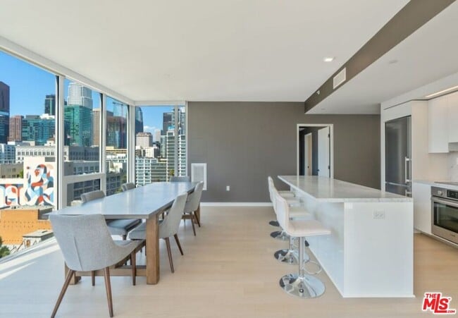 Foto del edificio - 1050 S Grand Ave